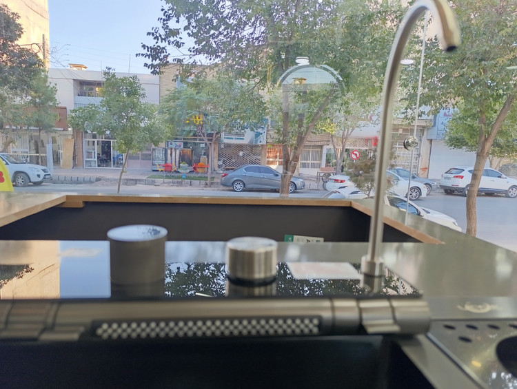 سینک پیانویی عرض ۱۰۰ همراه با سطل زباله استیل ۳۰۴ ۵کلید دارای شیر ظرفشویی شیر تصفیه آب جامایع تخت گوشت ۱عدد لگن استیل ۱عدد سبد استیل لیوان شور خروجی آب به صورت آبشاری و خطی