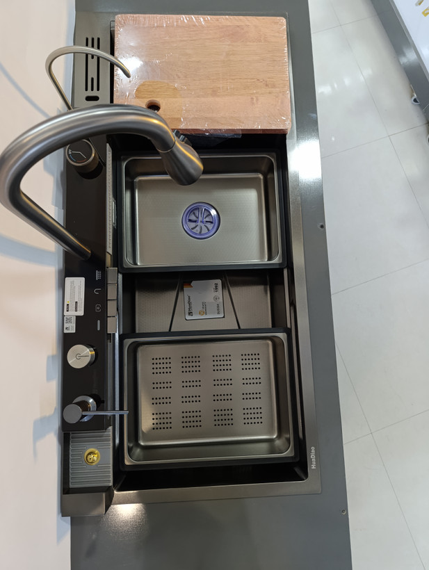سینک پیانویی عرض 100 دارای آبچک طراحی شده تو لگن جداگانه استیل ۳۰۴ ۵کلید دارای شیر ظرفشویی شیر تصفیه آب جامایع تخت گوشت ۱عدد لگن استیل ۱عدد سبد استیل لیوان شور خروجی آب به صورت آبشاری و خطی